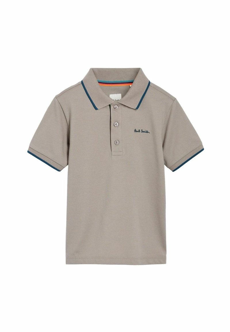 Polo-shirt gris clair en coton avec une patte de boutonnage à trois boutons. Il présente des accents de col et de manches bleu foncé, ainsi qu'un petit logo brodé.