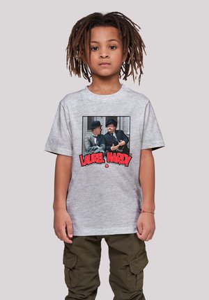 Grau Baumwoll-T-Shirt mit einem Druckbild von zwei Männern, darunter in fettem Rot "LAUREL & HARDY". Weiches Design mit kurzen Ärmeln.