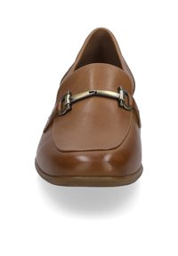 Brauner Lederloafer mit glatter Textur, runder Zehenform und einem dekorativen Metallakzentband an der Vorderseite. Flache Gummisohle.