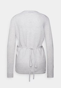 Maglione grigio a maglia con maniche lunghe, design avvolgente e vita legata. Texture liscia, scollatura rotonda e polsini a coste.