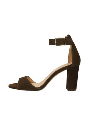 Bruine suède open-toe hoge hak sandaal met enkelbandje en zilveren gesp, blokhak ontwerp voor stabiliteit.