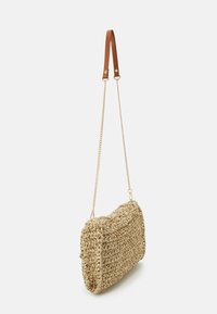 Borsa a tracolla in paglia intrecciata con forma arrotondata, colore beige chiaro e tracolla in catena dorata. Presenta una superficie piatta e texturizzata con una finitura morbida.