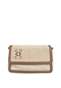 Geflochtene beige Handtasche mit braunem Lederbesatz und Klappenverschluss, der ein dekoratives braunes Muster auf der Vorderseite aufweist.