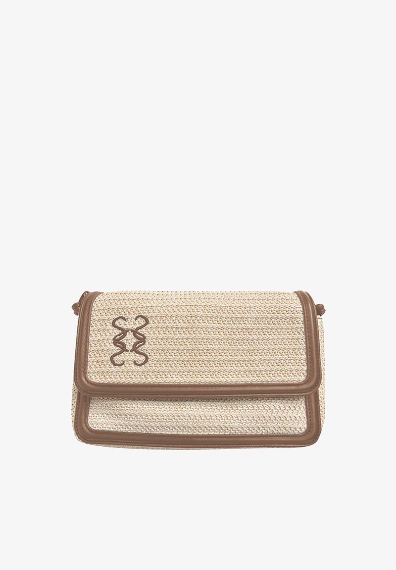 Geflochtene beige Handtasche mit braunem Lederbesatz und Klappenverschluss, der ein dekoratives braunes Muster auf der Vorderseite aufweist.