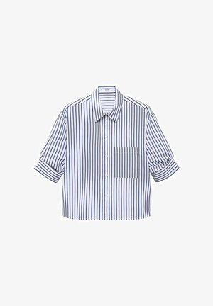Skraćena košulja s gumbima s plavo-bijelom prugastom uzorkom, kratkim zavrnutim rukavima i jednim džepom na prsima. Mekana tekstura tkanine.