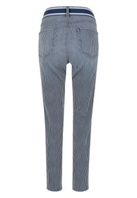 Gestreepte blauwe en witte broek met een marineblauwe tailleband, slim fit, twee achterzakken en een gladde stofstructuur.