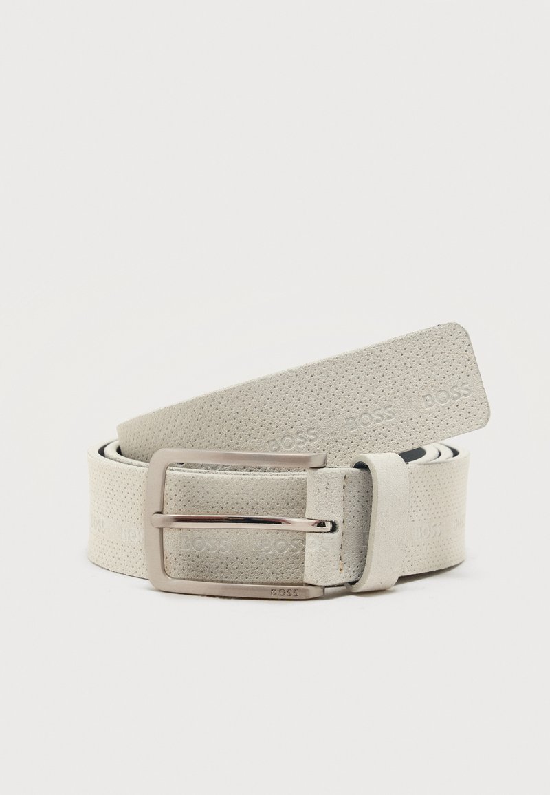 Ceinture en cuir texturé gris clair enroulée avec une boucle rectangulaire en métal argenté et des logos "BOSS" en relief sur la sangle.