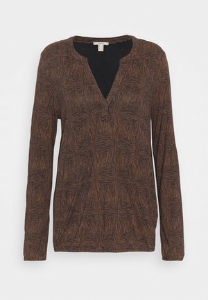 Brun top med lange ærmer, pyntet med geometrisk mønster af rektangulære linjer, V-udskæring og afslappet pasform.