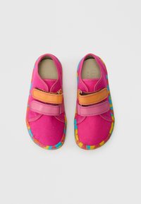 Roosad kangast kingad kahe oranži takjapaelaga, millel on värvikas mustriline tallaosa ja sinised aktsendid ääre ümber.