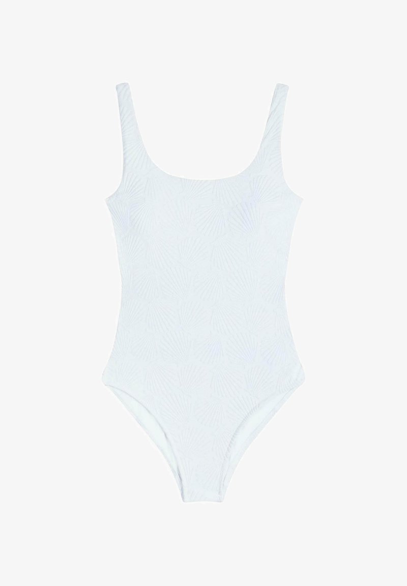 Vaaleansininen yksiosainen uimapuku, jossa on huomaamaton simpukkakuviota, ohutolkaimilla ja pyöreällä kaula-aukolla, valmistettu liukkaasta ja venyvästä kankaasta.