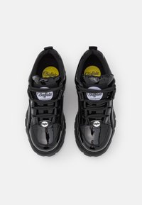 Sorte patentlæder sneakers med en kraftig sål, der har elastiske snørebånd, polstret tunge og fremtrædende Buffalo-logo accenter.