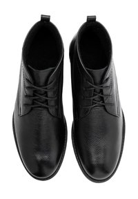 Czarne skórzane buty o gładkiej fakturze, zaokrąglonym nosku i sznurowanym zapięciu. Zawierają mały obcas oraz materiałowe wykończenie.