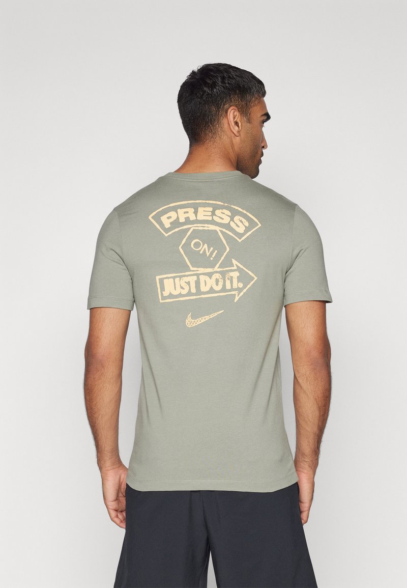 Nike Performance TEE GYM KIT SUMMIT - Printtipaita - dark stucco