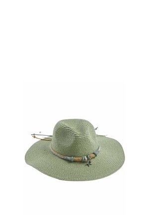 Cappello a tesa larga intrecciato verde chiaro con cordoni decorativi avvolti e un piccolo ciondolo a forma di stella marina alla base della cupola.