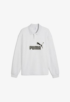 Biała koszulka polo z długim rękawem, czarne logo Puma i tekst wyśrodkowany na piersi, z kołnierzykiem i mankietami.