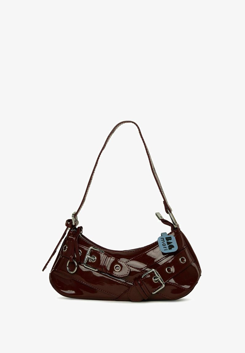 Sac à main en cuir verni bordeaux avec une forme courbée, accents en métal argenté et une boucle décorative. Il présente une courte bandoulière et une fermeture éclair.