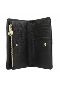 Portafoglio in pelle nera con hardware dorato, dotato di più scomparti per carte, una tasca con zip e una superficie morbida e testurizzata.