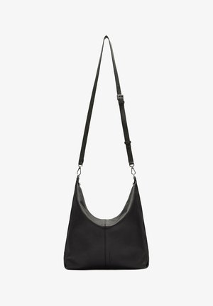 Sac à épaule en cuir noir avec une forme incurvée, une bandoulière réglable et des détails de texture subtils. Design minimaliste, sans matériel visible.