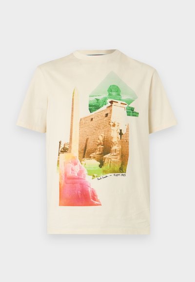 Κρεμ T-shirt με πολύχρωμο γραφικό αρχαίων αιγυπτιακών αγαλμάτων, οβελίσκου και πυραμίδας με το κείμενο "Paul Smith – Egypt 1983".