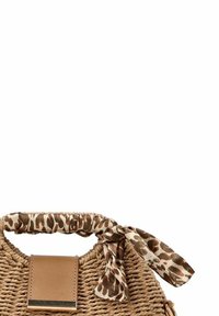 Bolso de paja tejido con un acento de cuero marrón y una bufanda de estampado de leopardo atada alrededor del asa. Forma redonda, superficie texturizada.