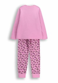 Różowa bluzka z długim rękawem w połączeniu z różowymi spodniami z purpurowym wzorem róż oraz mankietami przy kostkach.