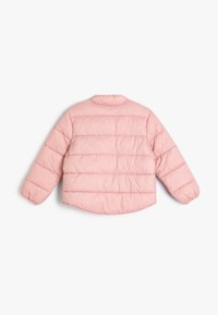 Pink pufferjakke med en rund sænkning, lange ærmer og kviltet tekstur. Letvægts, med høj krave og elastiske manchetter.