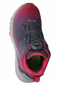 Scarpa sportiva viola e rosa con tomaia in mesh traspirante, sistema di chiusura BOA e suola testurizzata. Presenta un colletto imbottito e una soletta verde.