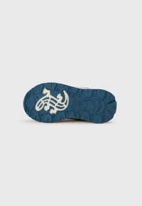 Semelle extérieure de chaussure de course avec une base en caoutchouc bleu texturé, un logo de lézard blanc et des motifs de bande de roulement pour la traction et l'adhérence.