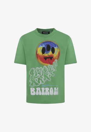 Zielona bawełniana koszulka z dużą grafiką uśmiechającej się kuli ziemskiej z trzema czarnymi oczami i konturowymi niedźwiedziami. Napis brzmi "BARROW". Krótkie rękawy.