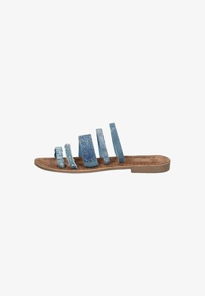 Infradito in denim con cinque cinturini di larghezza variabile in diverse tonalità di blu, finiture texturizzate e lisce, suola marrone e soletta imbottita.