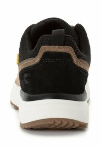Schwarze und braune Sneaker mit einem Obermaterial aus Mesh, Wildlederakzenten, robustem Gummisohlen und einem Ziehband an der Ferse. Mit einer strukturierten, geschichteten Gestaltung.