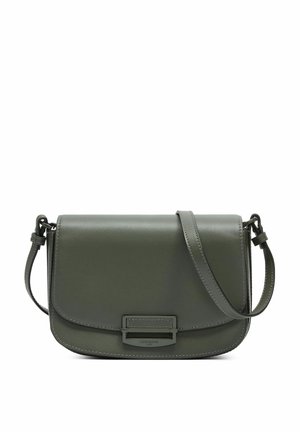Olivgrüne Leder-Crossbody-Tasche in rechteckiger Form mit Klappenverschluss und verstellbarem Tragegurt. Verfügt über dezente Nähte und ein Metalldetail mit Logo.