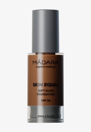 Flacon marron de fond de teint Mádara Skin Equal Soft Glow avec SPF 20 et bouchon gris, contenant 30 millilitres de produit.