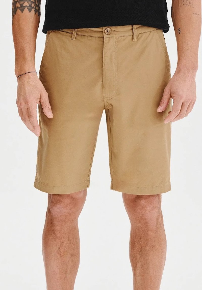 Khaki szorty wykonane z miękkiego materiału, o prostym kroju, z dwiema przednimi kieszeniami i pojedynczym zapięciem na guzik w pasie.