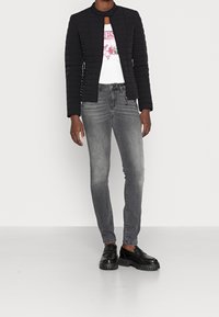 Guess Overgangsjakke - black