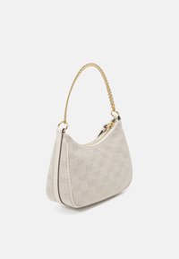 Beżowa torebka o fakturze z złotym łańcuchem, z wytłoczonym wzorem logo i zamkiem błyskawicznym. Gładkie skórzane akcenty.