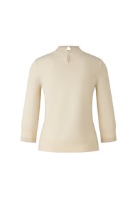 Beige Pullover mit hohem Kragen und Dreiviertelärmeln. Verfügt über einen Knopfverschluss auf der Rückseite sowie gerippte Bündchen und Saum. Glatte Textur.
