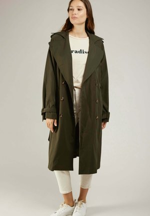 Trench-coat vert olive avec un grand col, un design à double boutonnage et des accents de boutons. Fabriqué à partir d'un tissu lisse et léger.