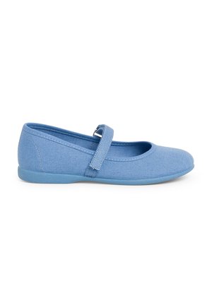 Chaussure unique bleue style Mary Jane avec dessus en tissu et bride réglable, semelle plate, photographiée sur fond blanc.