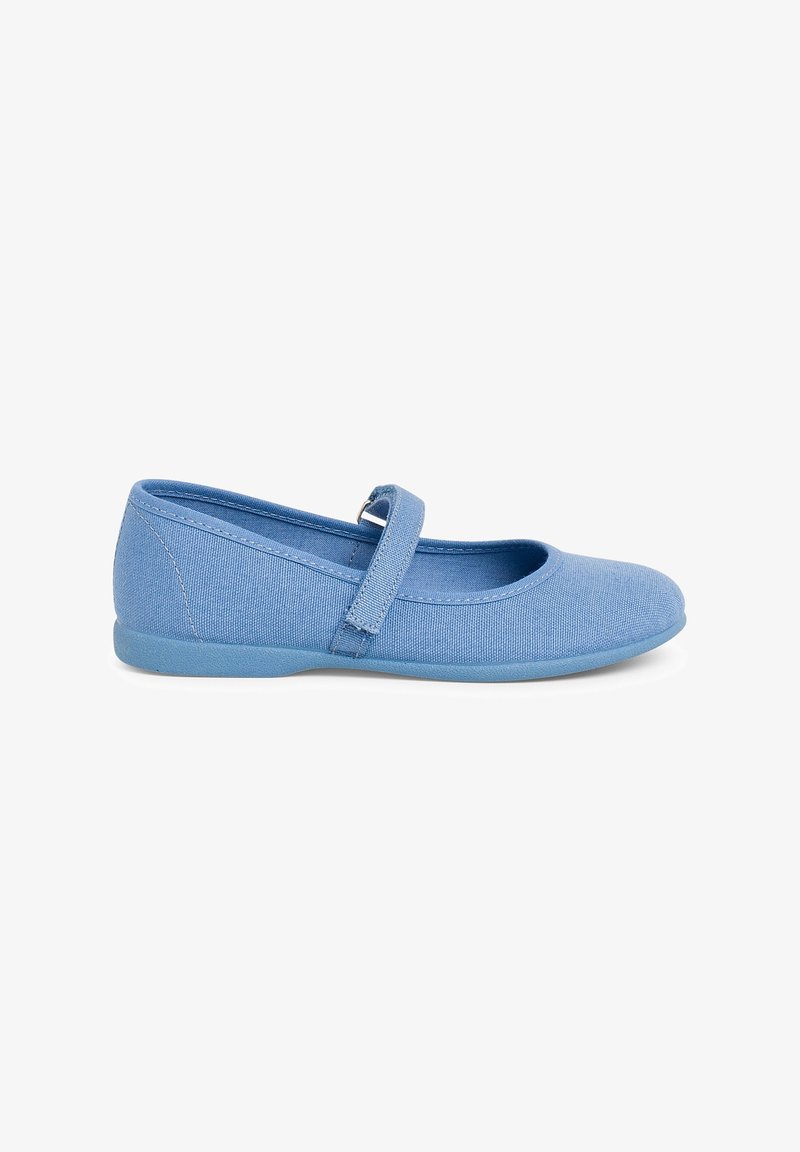 Chaussure unique bleue style Mary Jane avec dessus en tissu et bride réglable, semelle plate, photographiée sur fond blanc.