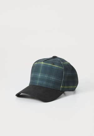Casquette de baseball en tissu à carreaux vert foncé avec des accents jaunes, dotée d'une visière en suède noir et d'une sangle ajustable à l'arrière.