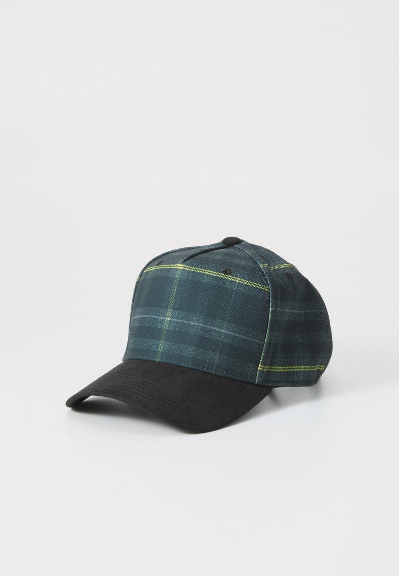 Casquette de baseball en tissu à carreaux vert foncé avec des accents jaunes, dotée d'une visière en suède noir et d'une sangle ajustable à l'arrière.