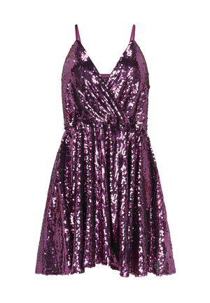 Vestido morado sin mangas con tirantes finos, escote en V profundo y cubierto de brillantes lentejuelas, con una falda acampanada.