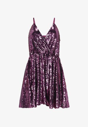 Kibővített, mély V-nyakú, vékony pántos, lila ujjatlan ruha, amelyet fényes flitterek borítanak, és a szoknyája bővül.