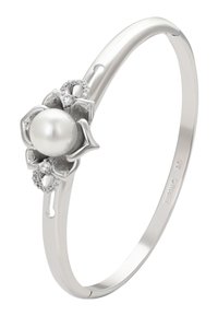 Bracciale rigido in argento con una perla centrale circondata da dettagli floreali e piccoli accenti simili a diamanti. Finitura liscia.