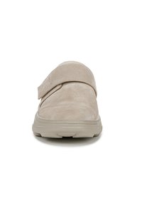 Sabot en daim beige avec une sangle Velcro, bout arrondi et semelle en caoutchouc épaisse. Dessus texturé avec des détails de couture minimalistes.