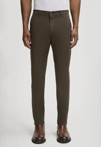 Pantaloni color verde oliva con vestibilità a gamba dritta, realizzati in tessuto leggero. Presentano un bottone frontale, passanti per cintura e tasche laterali.