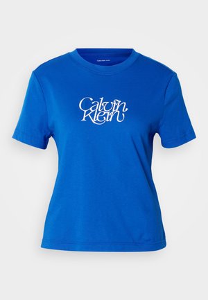 Mėlynas medvilnės marškinėliai su apvaliu iškirpimu, trumpomis rankovėmis ir baltu "Calvin Klein" logotipu, atspausdintu priekyje.