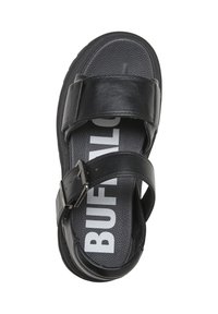 Sandales en cuir noir avec brides ajustables, semelle intérieure texturée et une semelle épaisse arborant le nom de la marque "BUFFALO" en lettres blanches.
