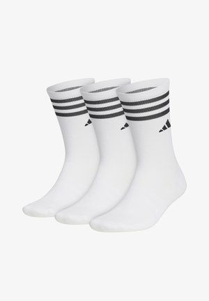 Tres pares de calcetines deportivos blancos con rayas negras en la parte superior y un logo de Adidas, con textura acanalada y punta reforzada.